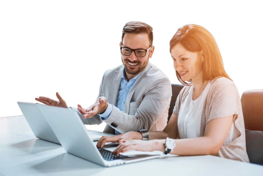 Couple planifiant l'achat de sa propriété