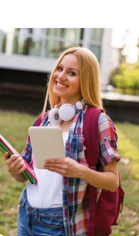Une étudiante planifiant son budget personnel