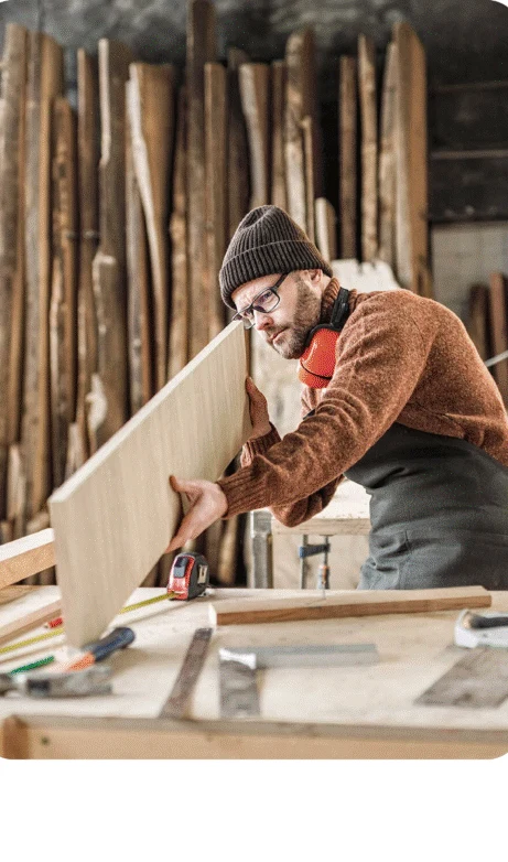 Artisan travaillant dans son atelier